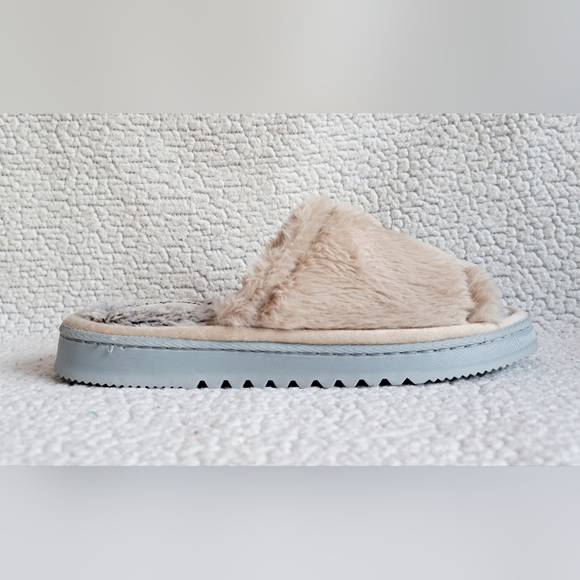 Women's Dearfoams Brown Fuzzy Slippers - Picture 4 of 8